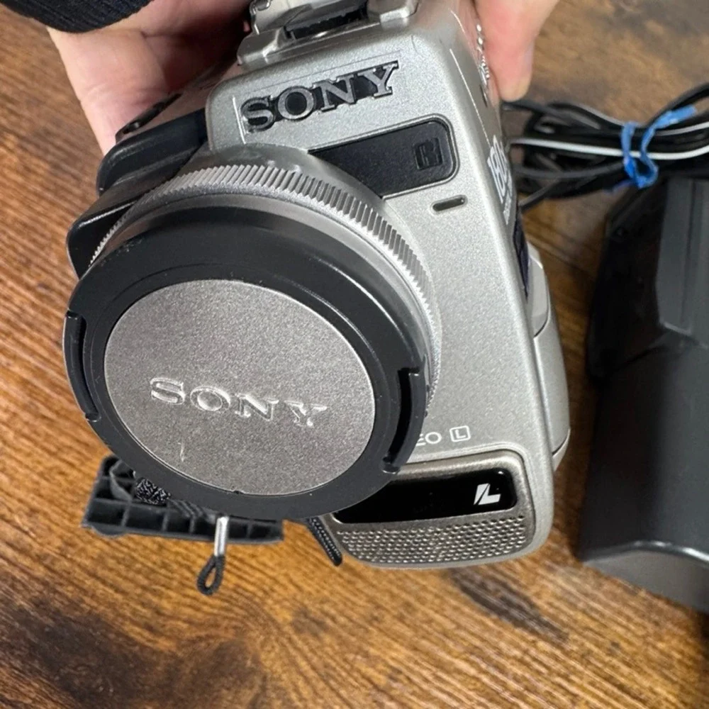 Sony Handycam Vision DCR-TRV9 MiniDV Digital Video Camera Camcorder NightShot